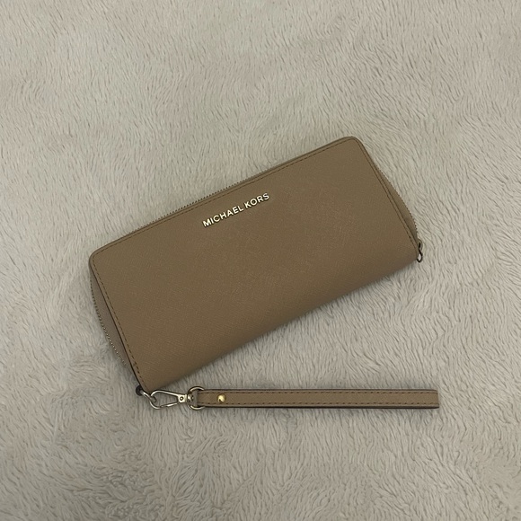 Michael Kors Wallet 🤍 - Picture 4 of 5